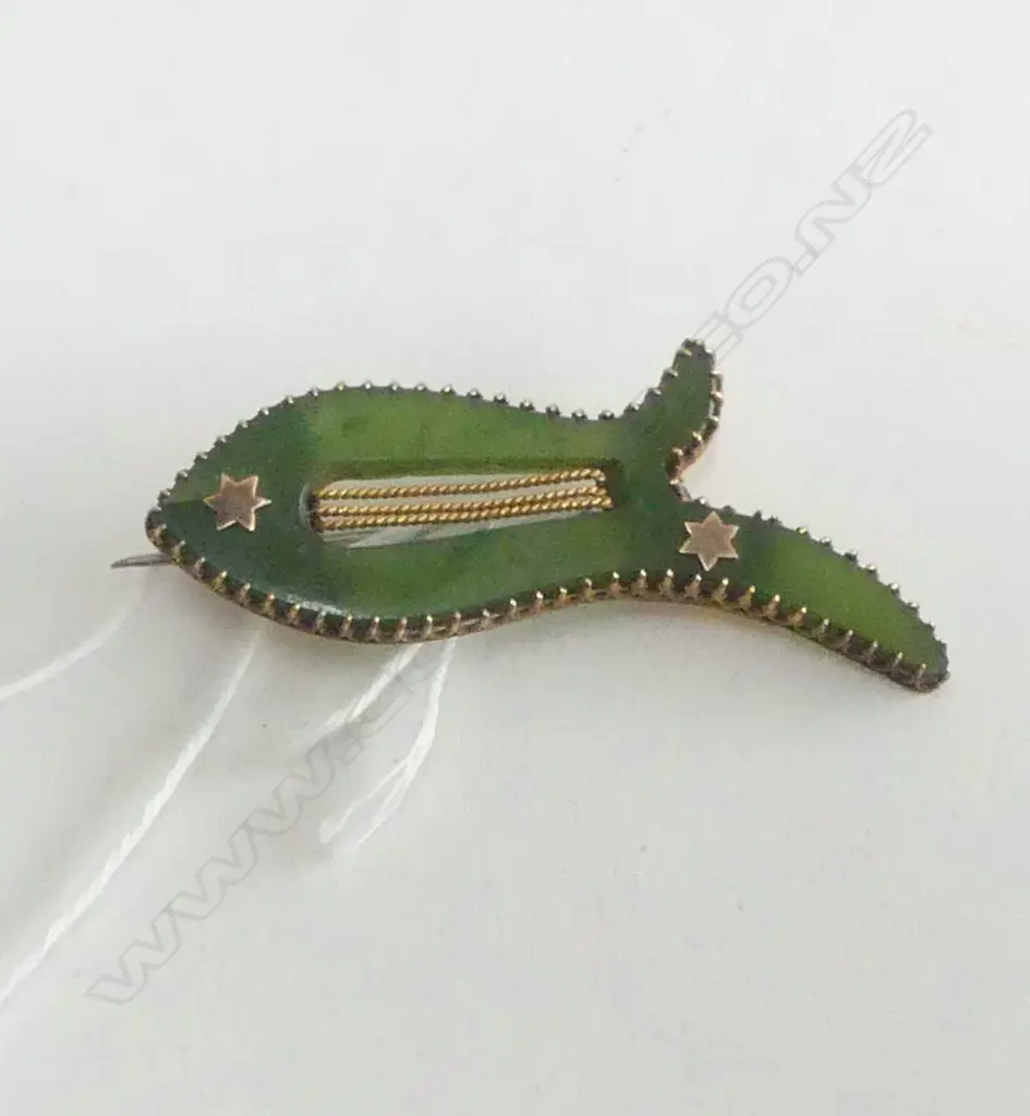 EARLY 20thC GREENSTONE LYRE SHAPED BROOCH Image 1++