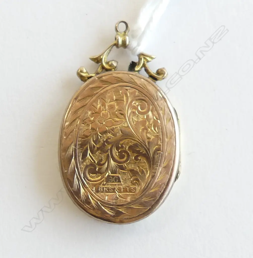 9ct GOLD ENGRAVED LOCKET 4.5gms    (faults) Image 1++