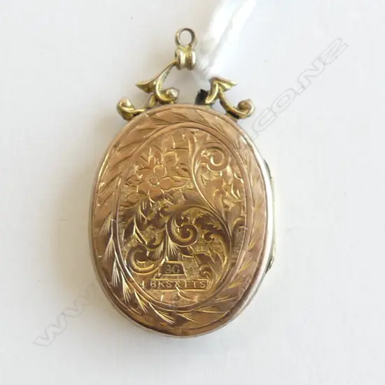 9ct GOLD ENGRAVED LOCKET 4.5gms    (faults)