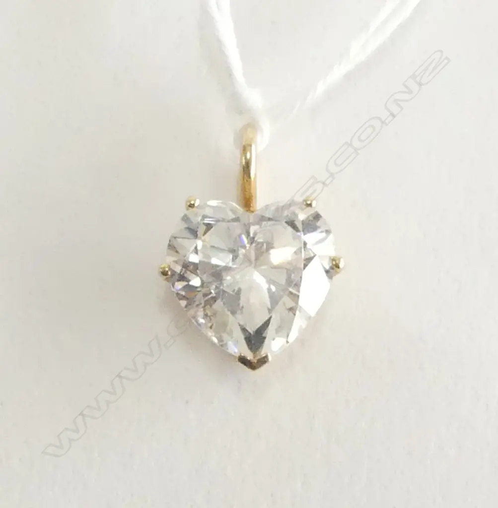 18CT CZ HEART PENDANT 3.0gms Image 1++