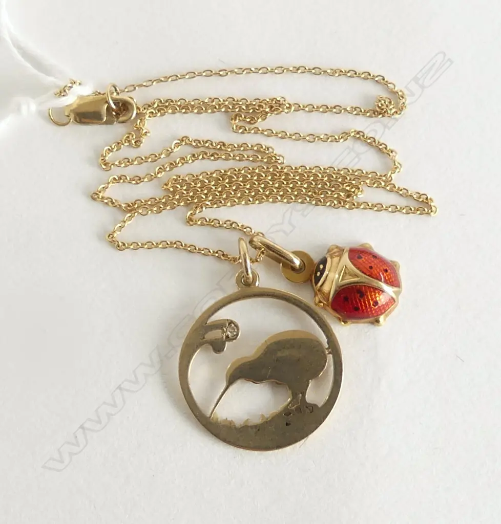 9ct NECKLACE w. 2 9CT CHARMS; KIWI & LADYBUG 3.9gms Image 1++