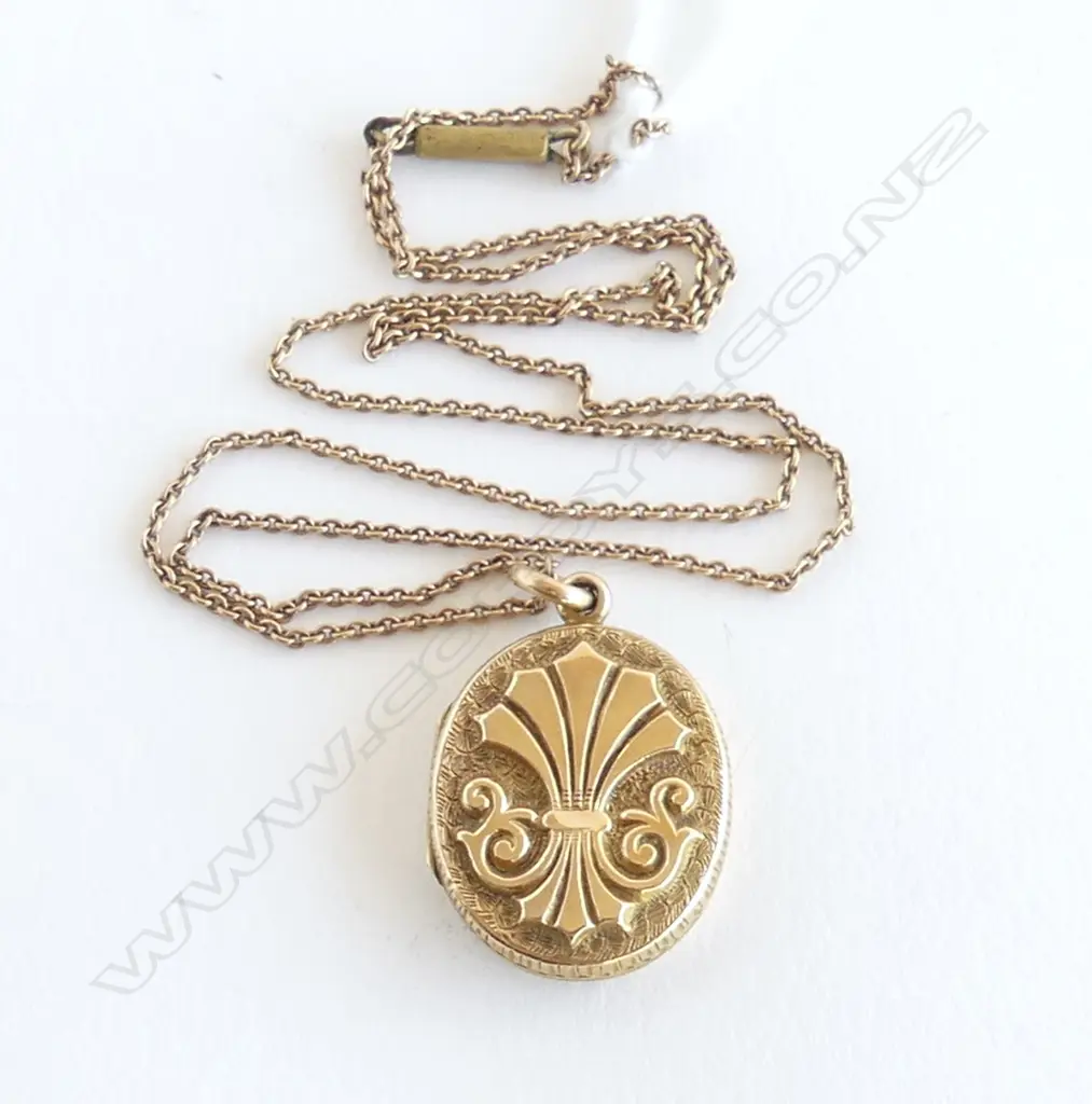 9ct EDWARDIAN GOLD LOCKET ON 9ct gold chain 7gms with plated clasp Image 1++
