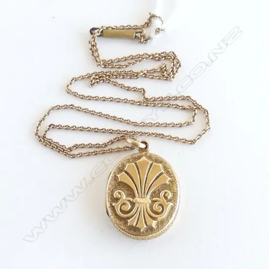 9ct EDWARDIAN GOLD LOCKET ON 9ct gold chain 7gms with plated clasp