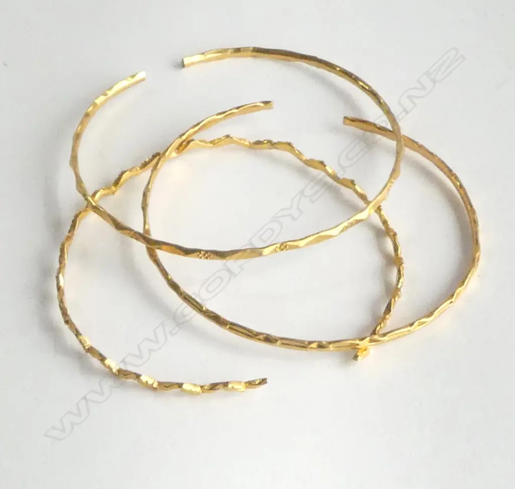 3x 22ct GOLD BANGLES 23.65gms Image 1++