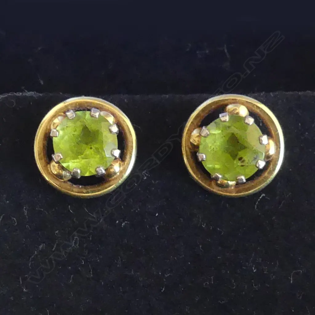 PR 9ct GOLD & PERIDOT STUD EARRINGS Image 1++