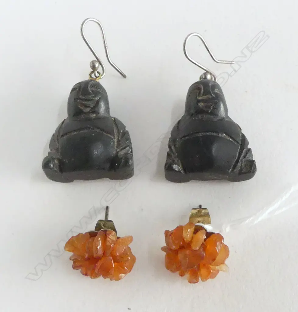 2 PRS EARRINGS SOAPSTONE BUDDHA & AMBER CHIP EARRINGS Image 1++