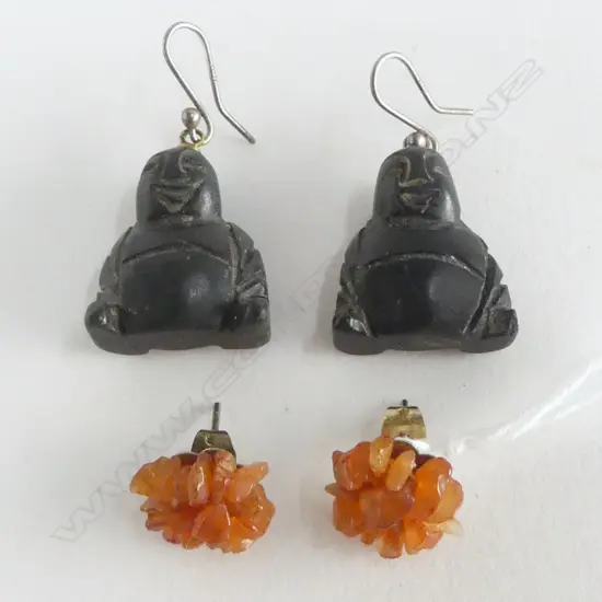 2 PRS EARRINGS SOAPSTONE BUDDHA & AMBER CHIP EARRINGS