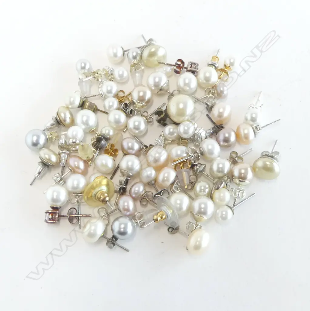 PEARL EAR STUDS Image 1++