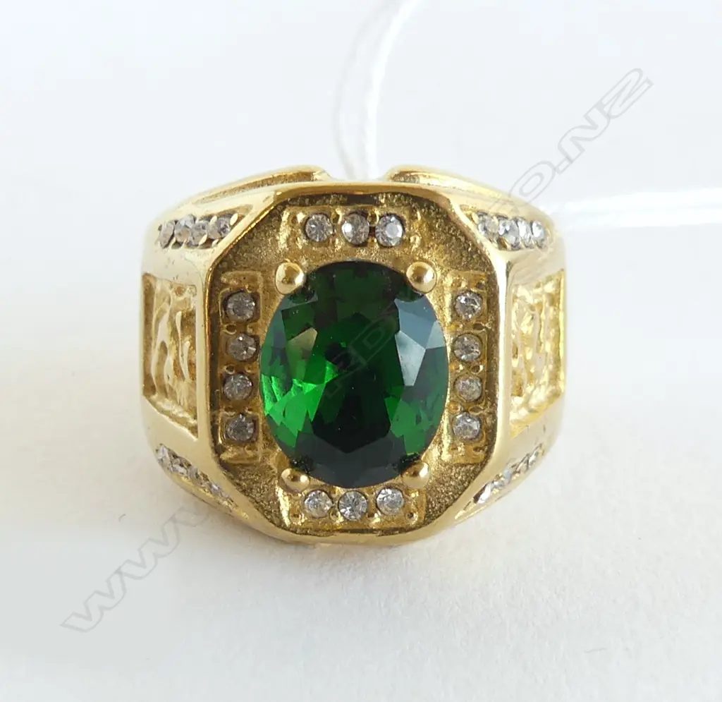 GENTS 18k GOLD PLATED RING w CENTRAL FACET CUT FAUX EMERALD, SIZE U Image 1++