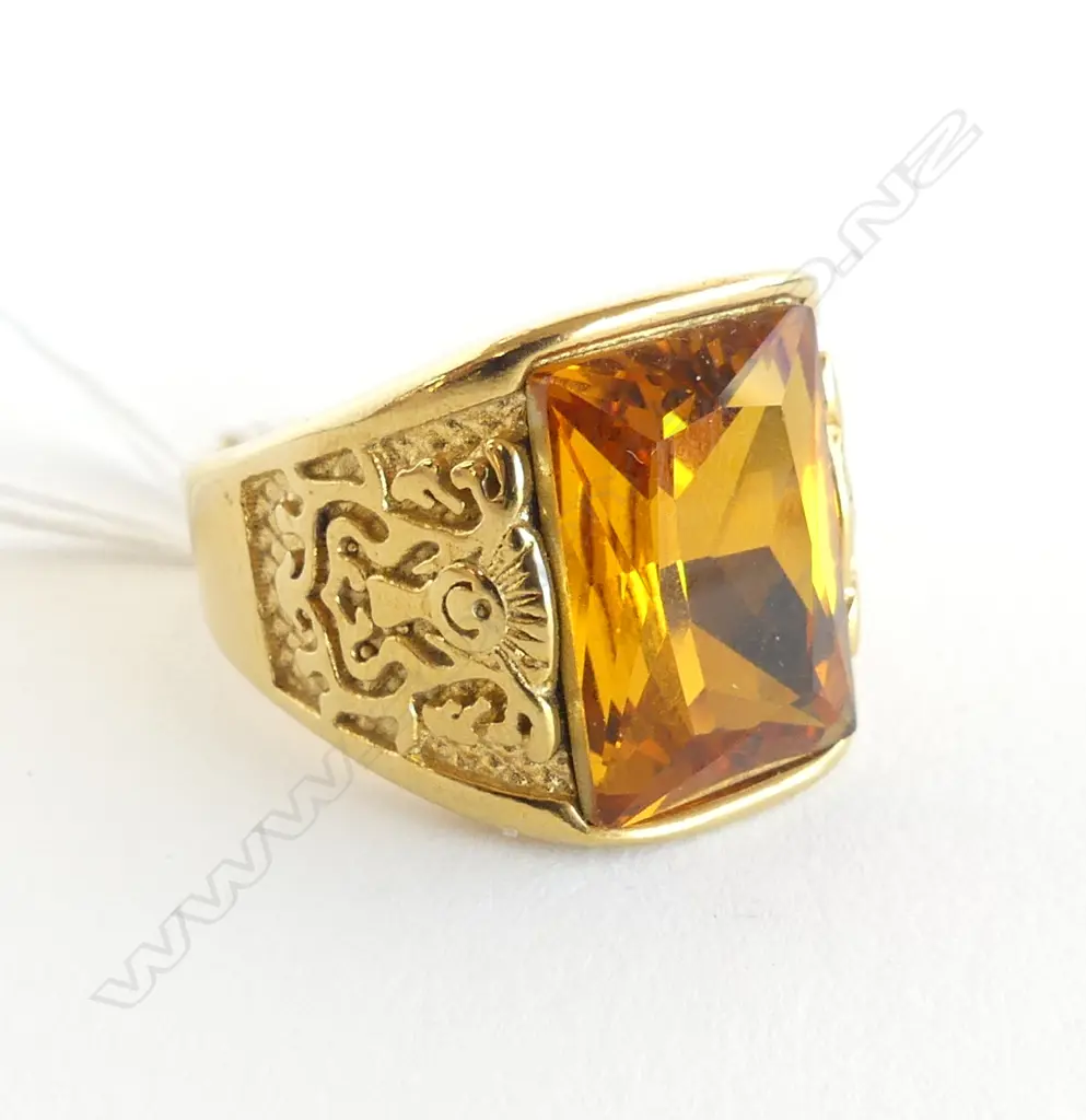 GENTS 18k GOLD PLATED RING w CENTRAL FACET CUT FAUX CITRINE, SIZE W Image 1++