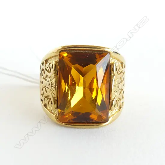 GENTS 18k GOLD PLATED RING w CENTRAL FACET CUT FAUX CITRINE, SIZE W