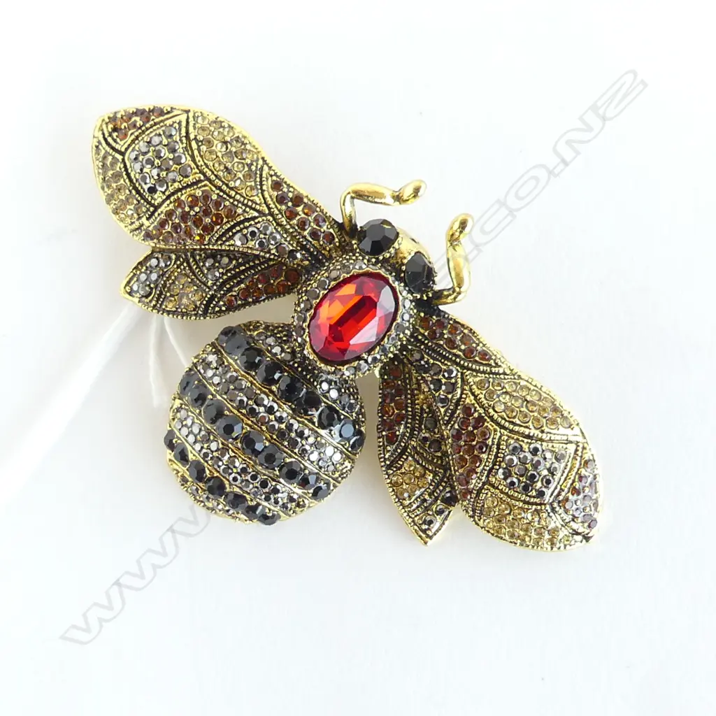 OVERSIZED BUMBLE BEE BROOCH, DIAMANTES w CENTRAL FAUX RUBY Image 1++