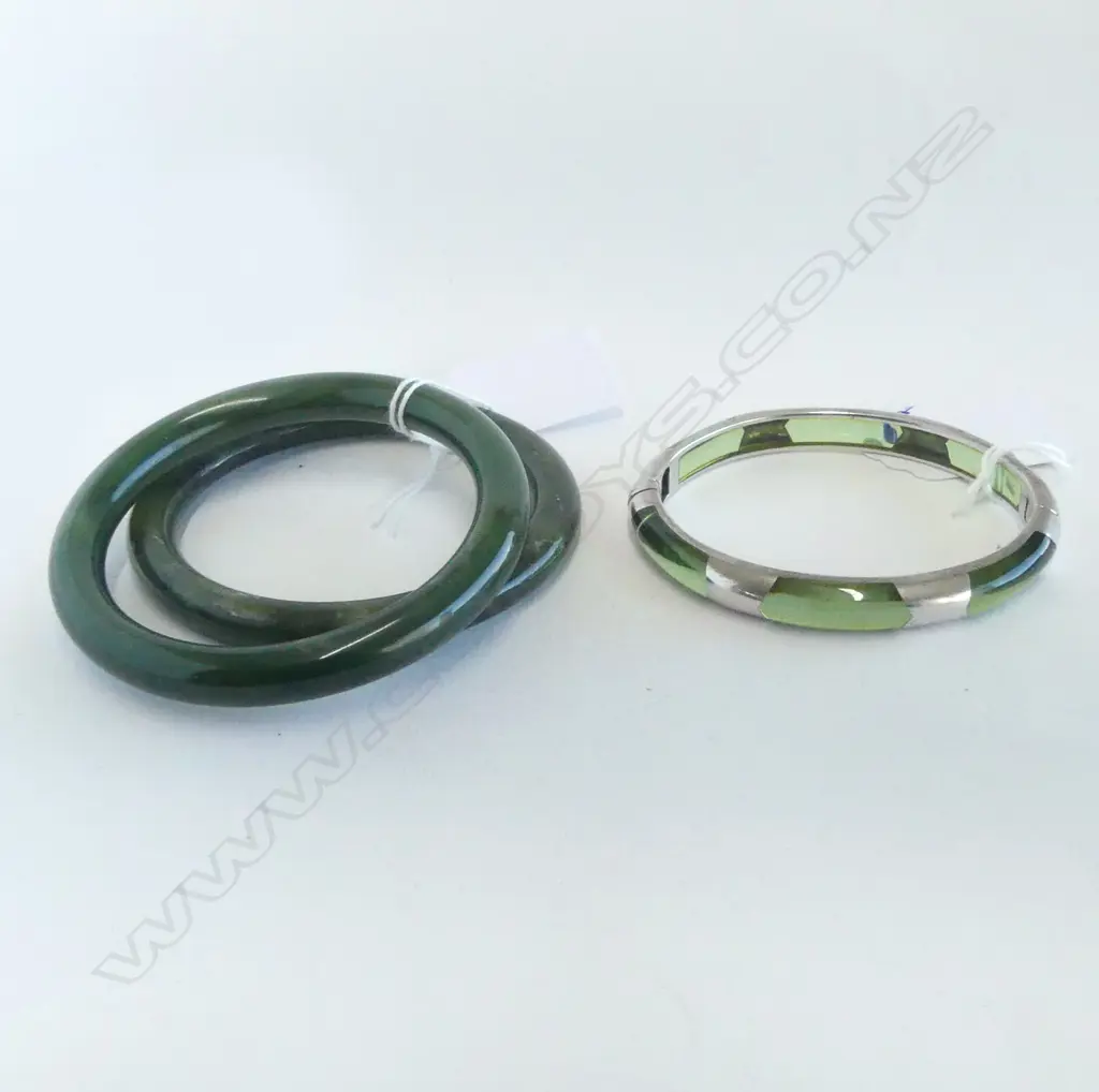 2 GREENSTONE BANGLES & SILVER & RESIN HINGED SNAP BANGLE Image 1++