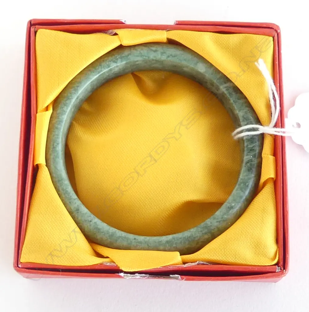 JADE BANGLE, BOXED Image 1++