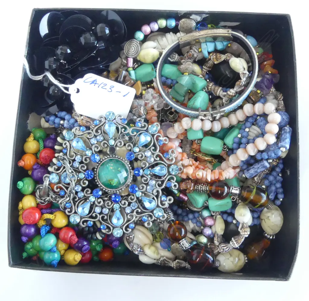 TRAY COSTUME JEWELLERY, NECKLACES & BRACELETS Image 1++