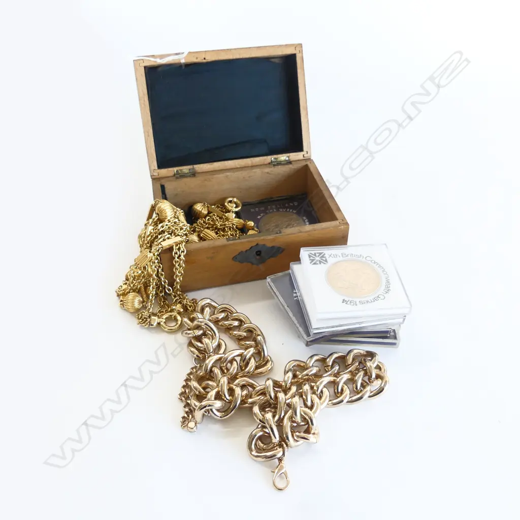 SMALL BOX WITH FIVE CASED NICKEL COINS & TWO GOLD PLATED NECKLACES  Image 1++