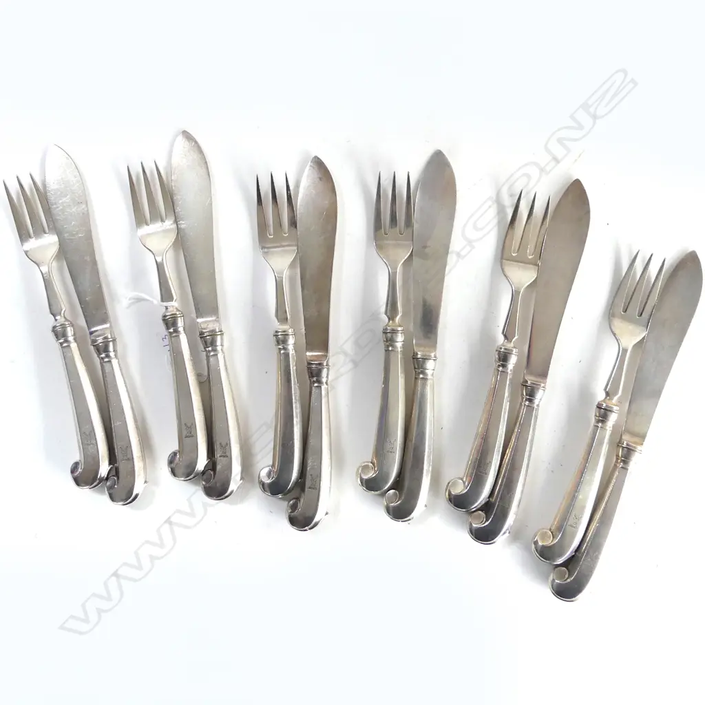 12 PCE SILVER PLATE FISH CUTLERY SET Image 1++