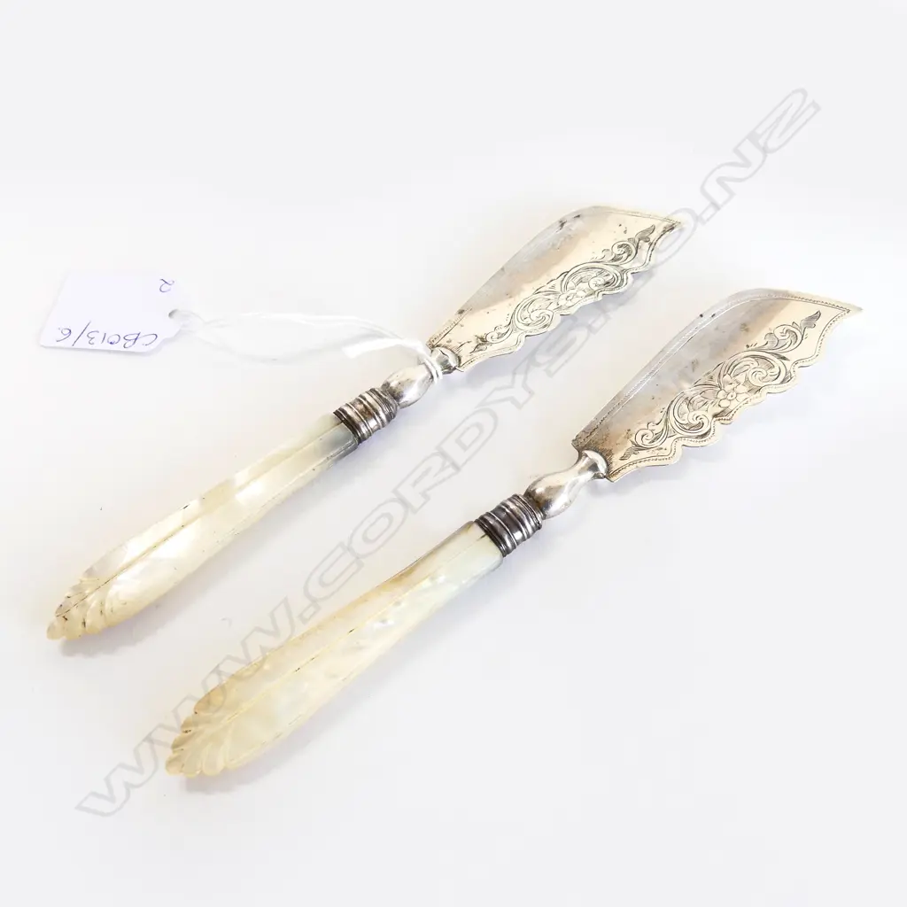 2 VICTORIAN STG SILVER BUTTER KNIVES w. MoP HANDLES L.175mm Image 1++