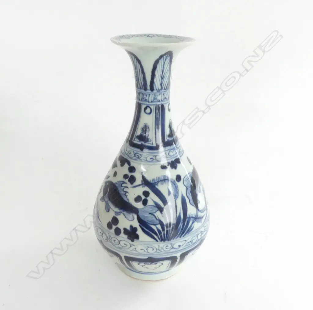 ORIENTAL B/W VASE, DECORATED w. FISH H.235mm Image 1++