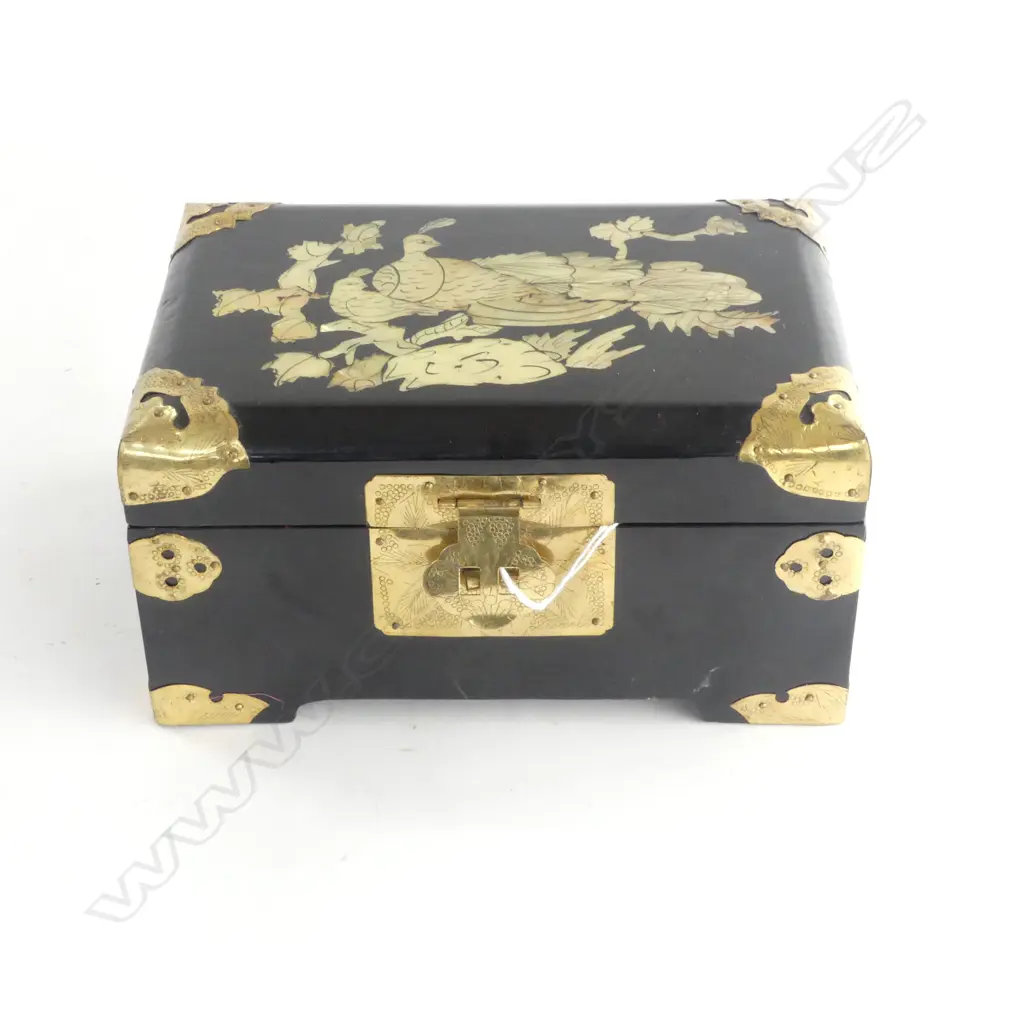 ASST. POLISHED STONE SPHERES 30mm dia IN ORIENTAL CASE W.200mm Image 1++