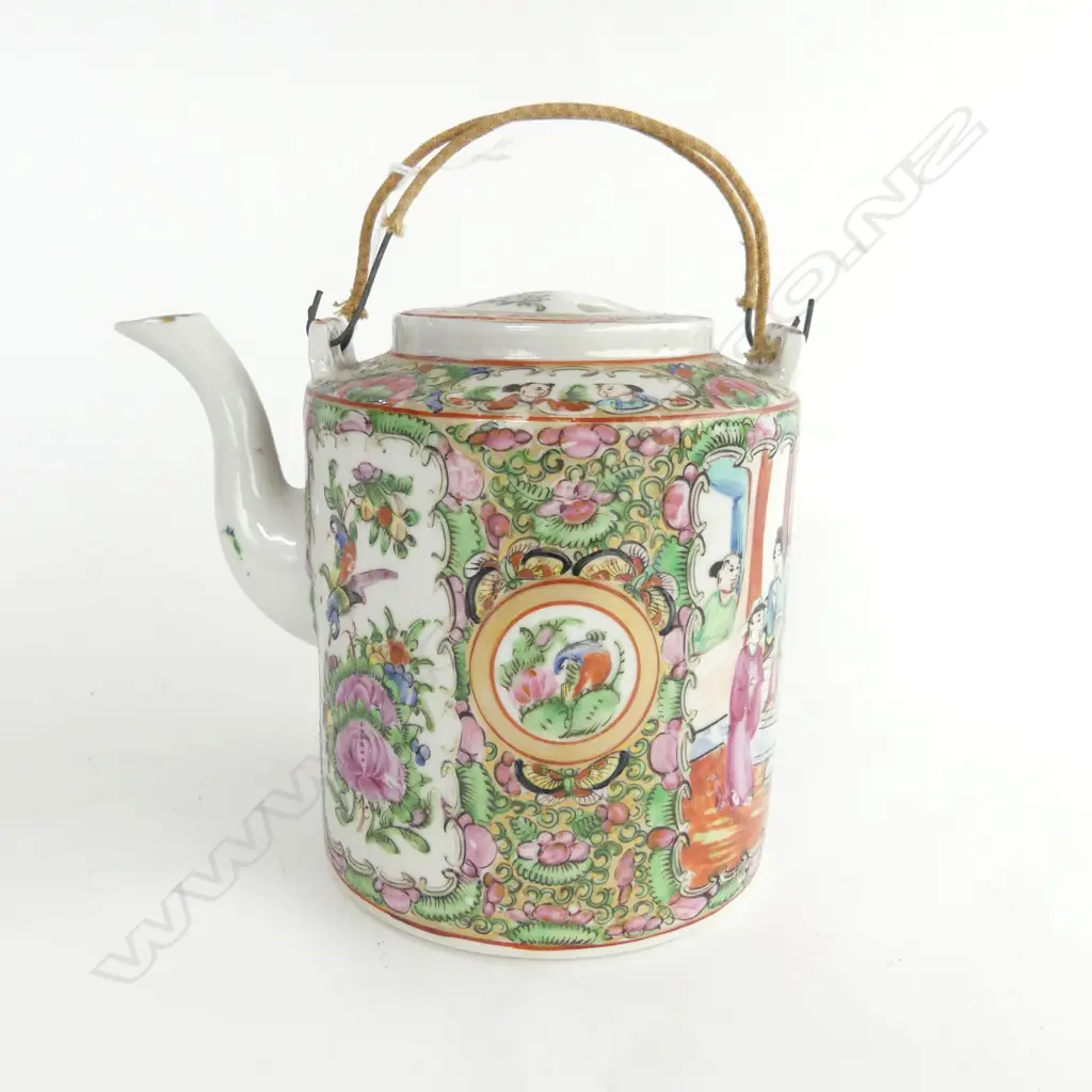 CHINESE FAMILLE ROSE TEAPOT H.145mm Image 1++