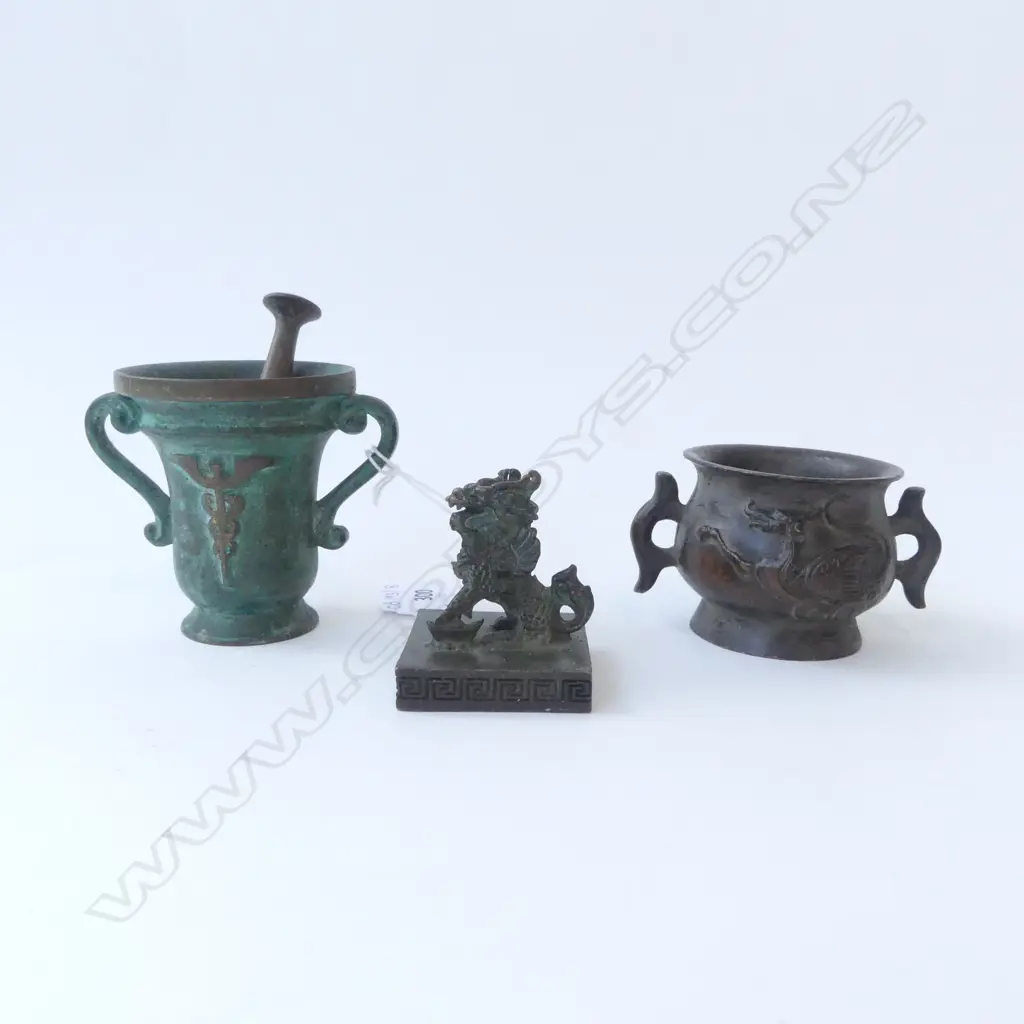 3 PCES ORIENTAL BRONZE; MORTAR & PESTLE H.70mm, POT & LION SEAL Image 1++