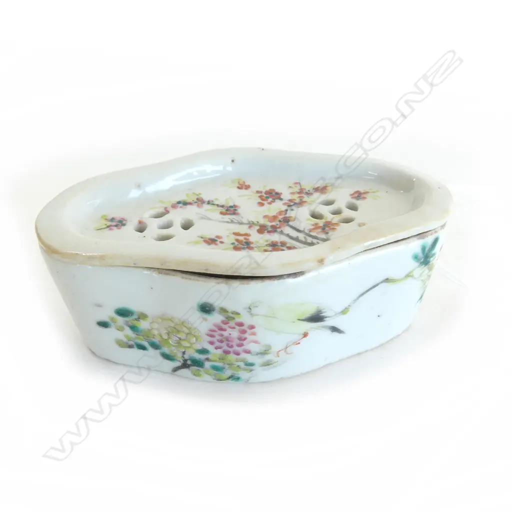 ANTIQUE CHINESE FAMILLE ROSE SINGING CRICKET LIDDED BOX L120MM Image 1++