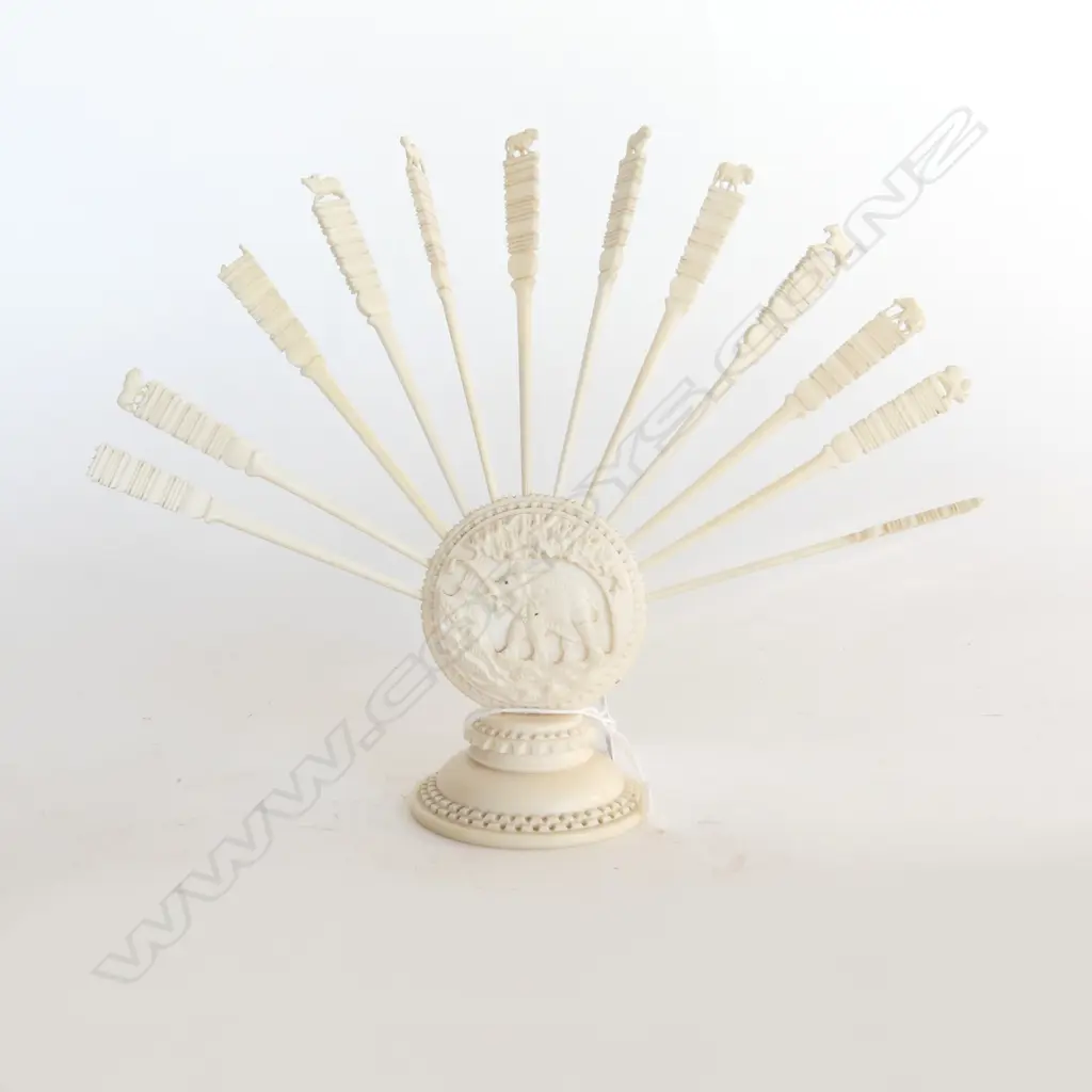VINTAGE INDIAN CARVED IVORY SET OF COCKTAIL FORKS IN STAND H.150mm 3 ends broken Image 1++