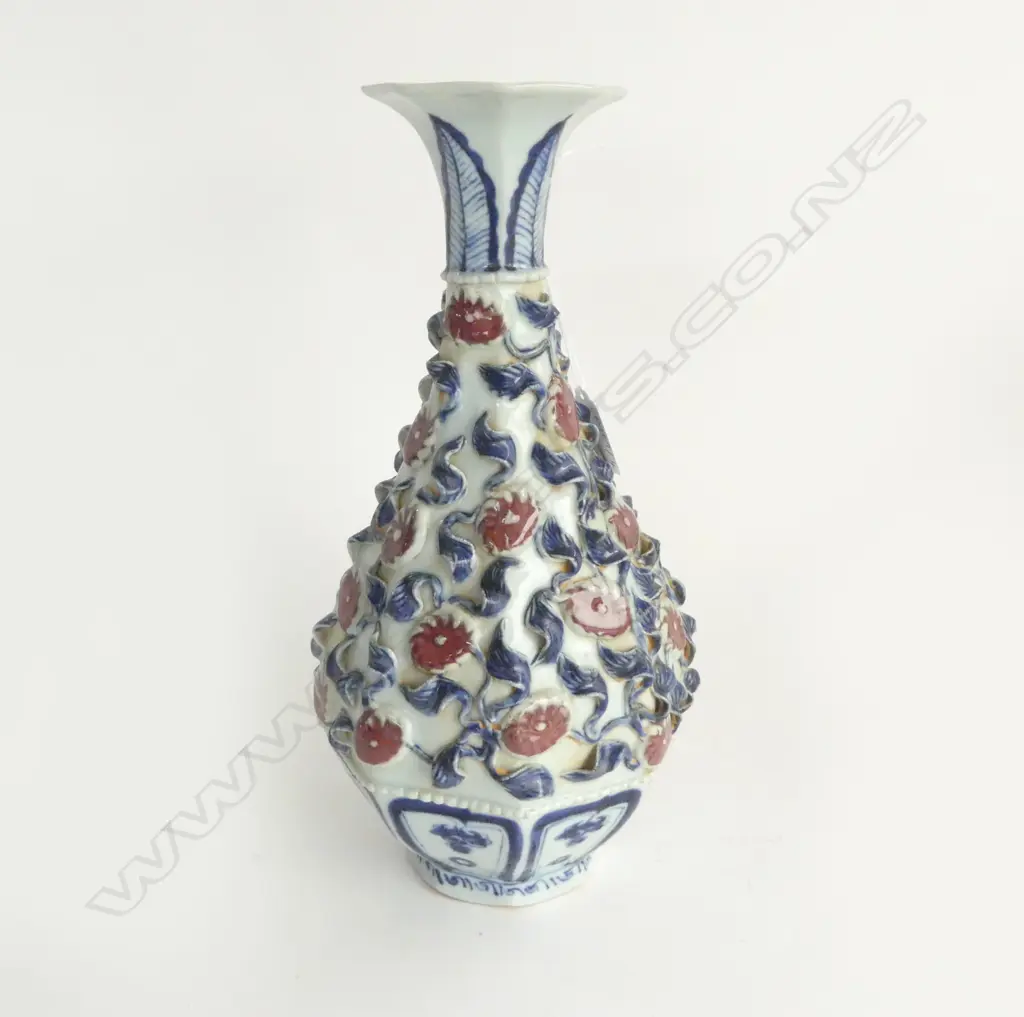 ORIENTAL VASE w. APPLIED FLORAL DECORATION H.310mm Image 1++