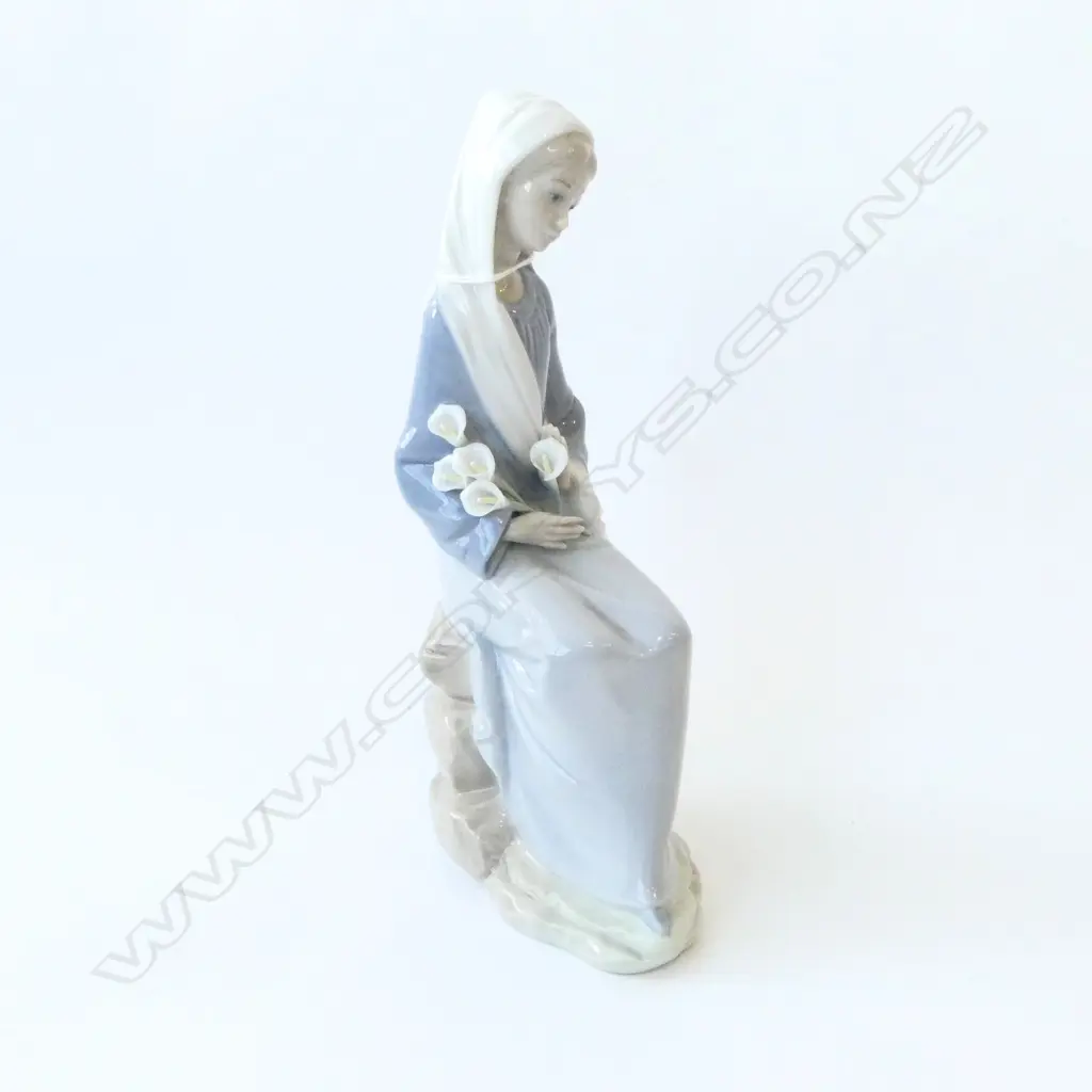LLADRO FIGURE SEATED GIRL WITH LILYS H240MM Image 1++