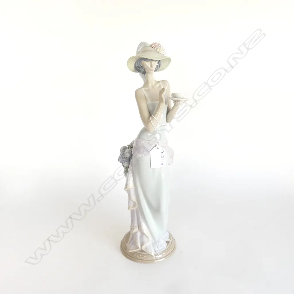 LLADRO 'WOMAN w COFFEE CUP' H.360mm Image 1++