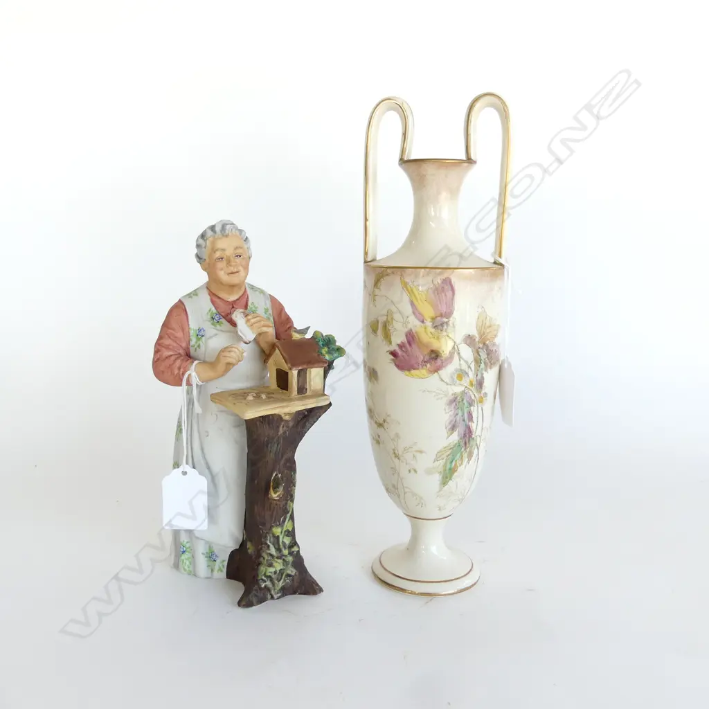 R/DOULTON LADY WITH BIRD FEEDER H200 & R/D VASE H270MM Image 1++