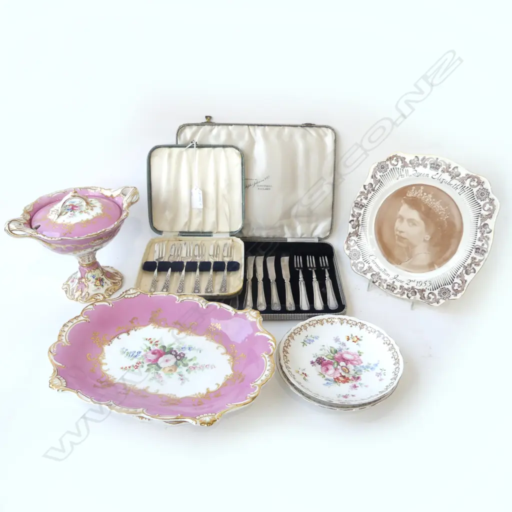 2 SETS CASED CUTLERY, 5 PCES CHINA Image 1++