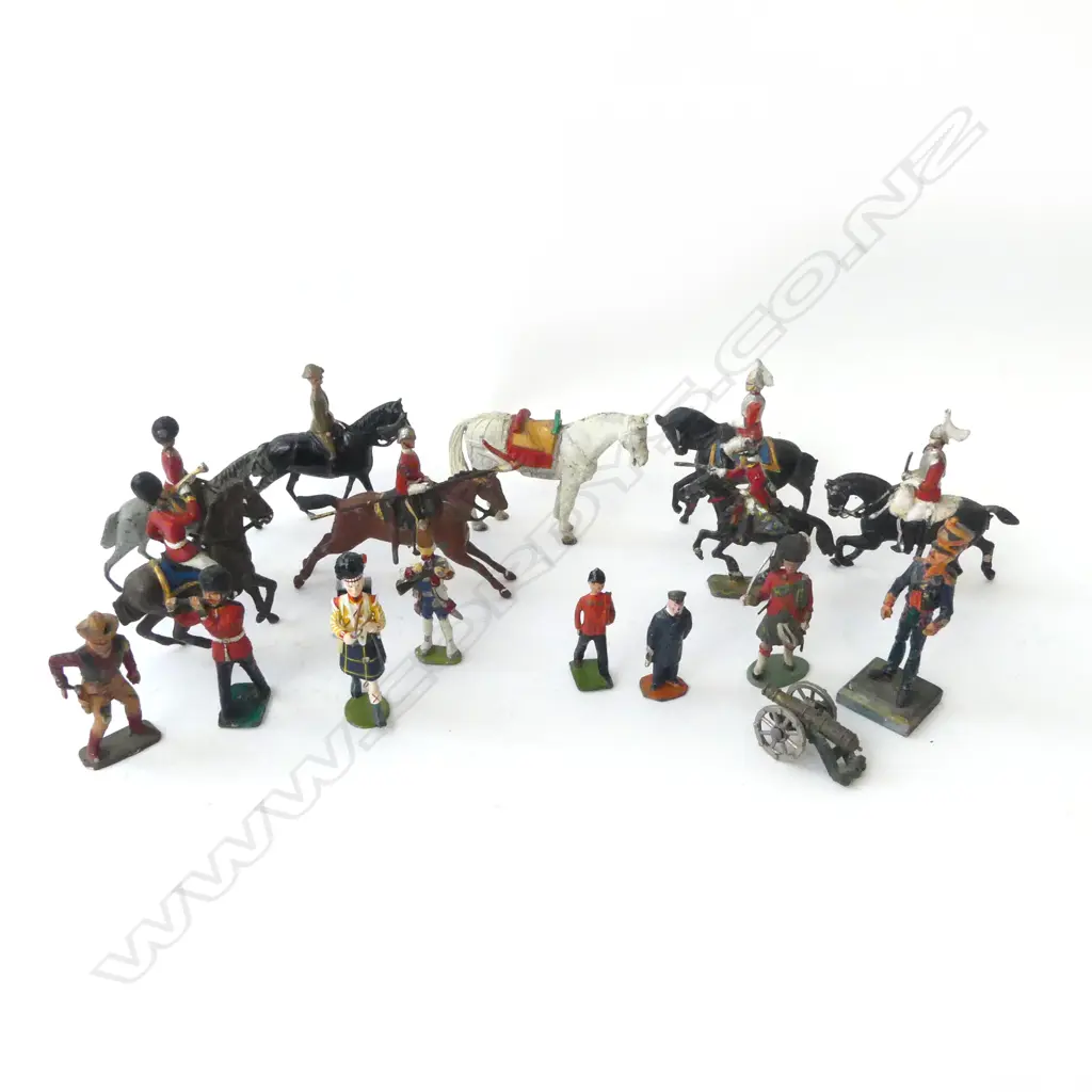 TRAY OF 17 VINTAGE LEAD MILITRY TOYS H70MM TALLEST Image 1++