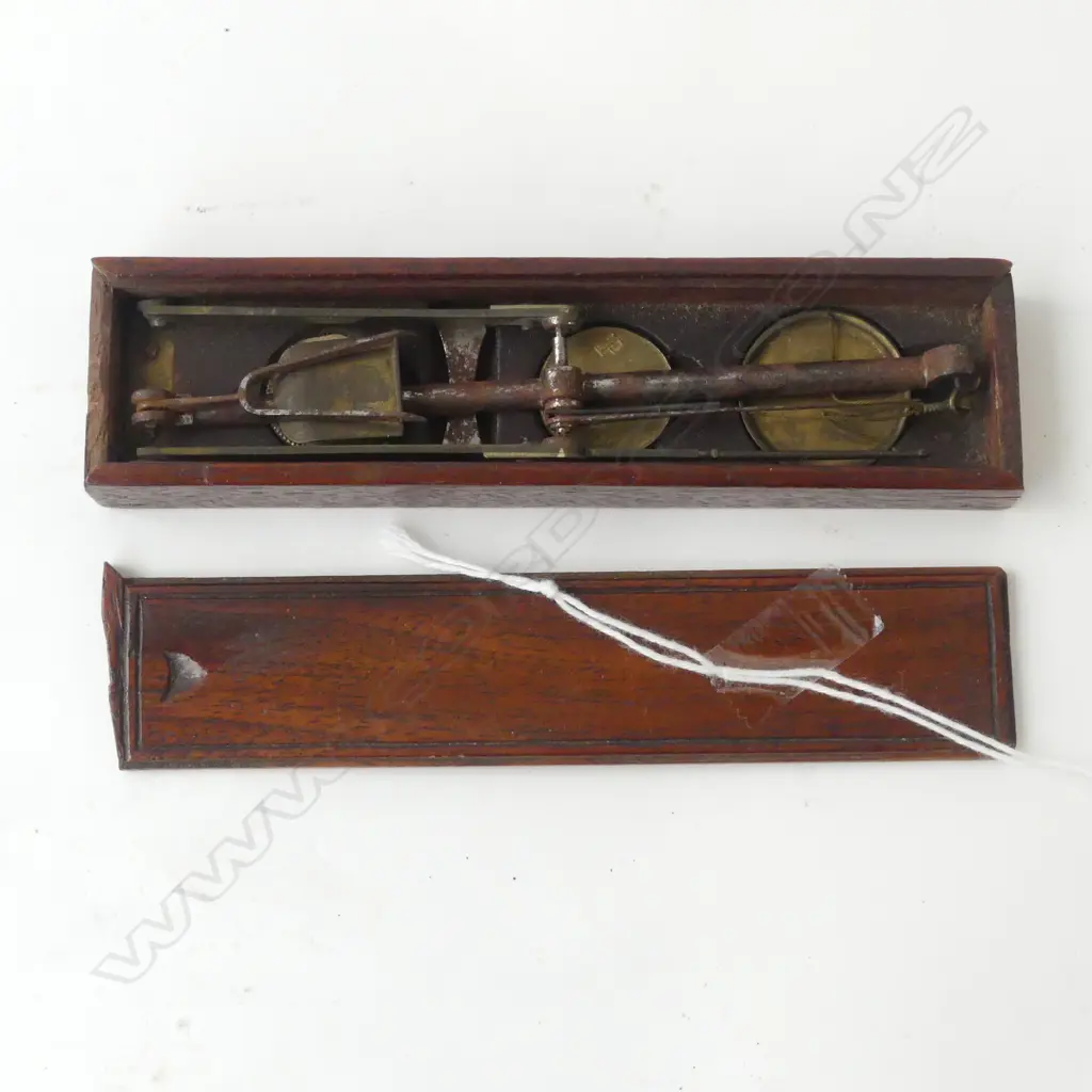 VICTORIAN MAHOGANY CASED TRAVELLING GOLD / SOVEREIGN SCALES brass fittings L.125mm Image 1++