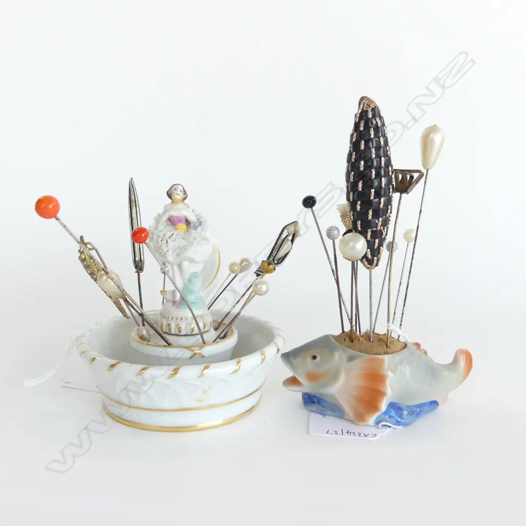 2 VINTAGE HATPIN HOLDERS & PINS H120MM Image 1++