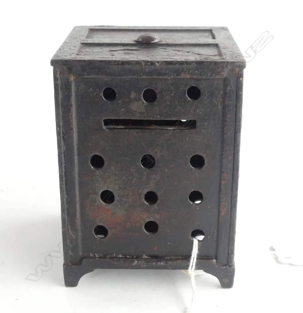 CAST IRON MONEY BANK, c.1900, AS AN OLD SAFE. 70X70X90mm Image 1++