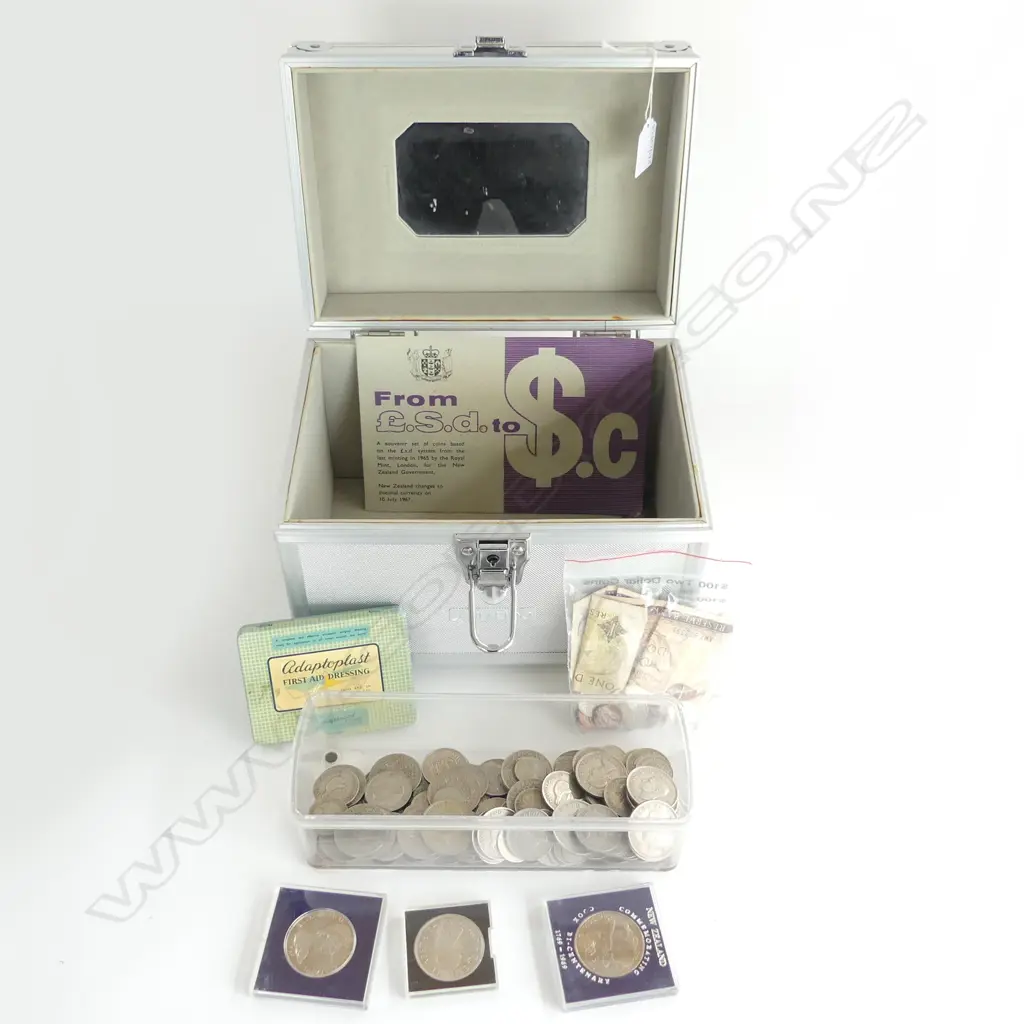 ALLUMINIUM MAKE UP BOX L260MM  & CONTENTS NZ COLLECTORS COINS Image 1++