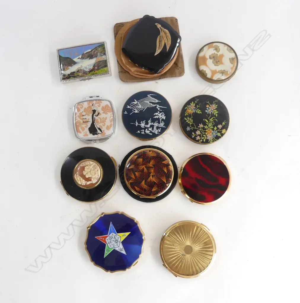COLLECTION VINTAGE POWDER COMPACTS  Image 1++