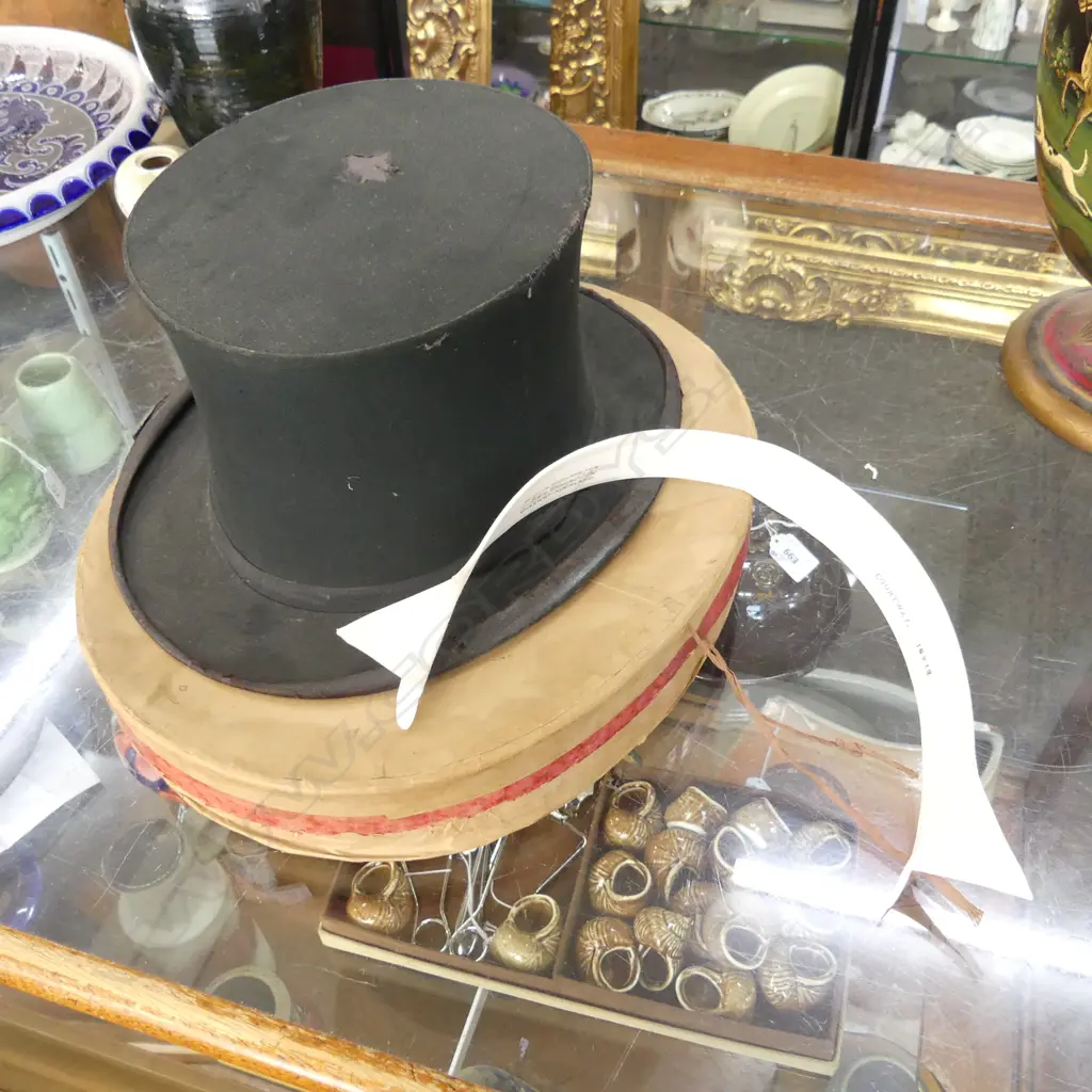 VINTAGE COLLAPABLE TOP HAT IN ORIGINAL BOX & COLLAR Image 1++