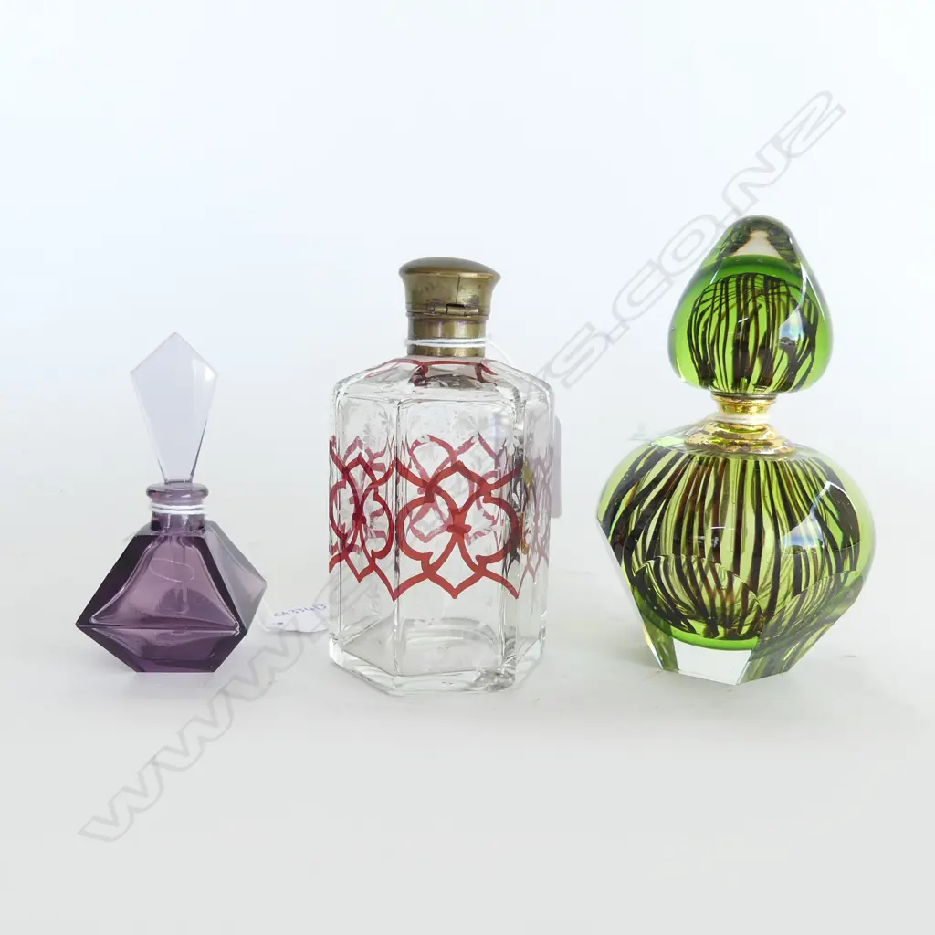 3 VINTAGE COLOURED GLASS PERFUME BOTTLES Image 1++