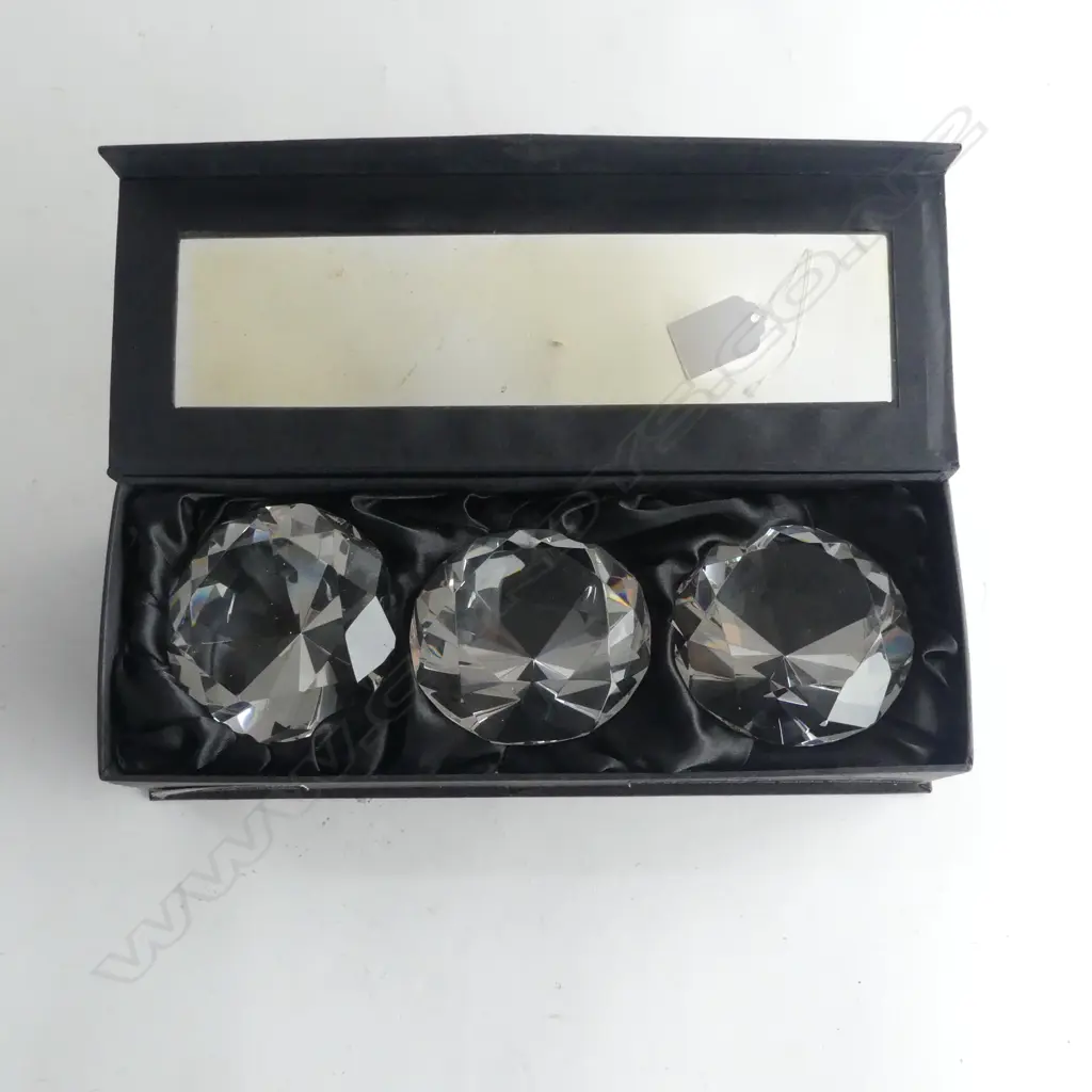 3 HAND CUT DIAMANTE CRYSTAL ORNAMENTS 80mm dia, BOXED Image 1++