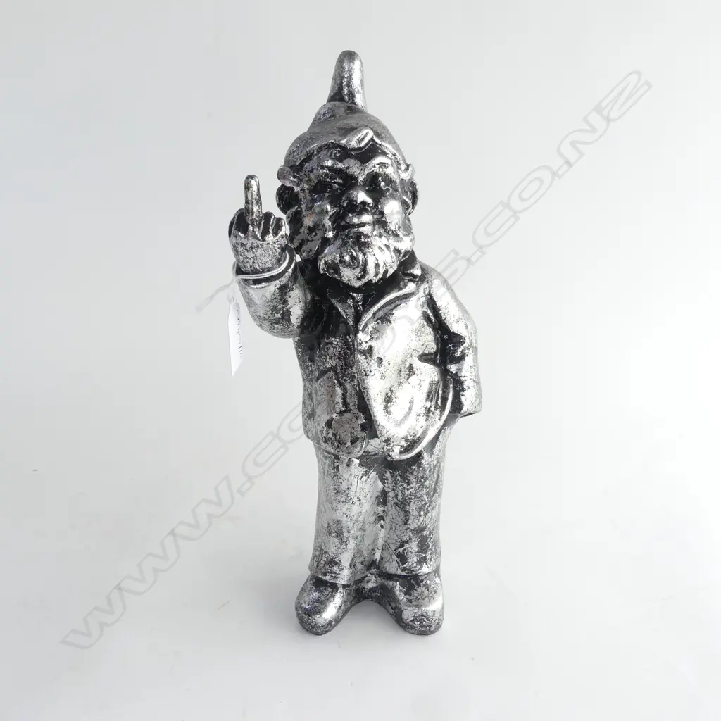 SILVER RESIN GNOME PULLING THE FINGER H.310mm Image 1++