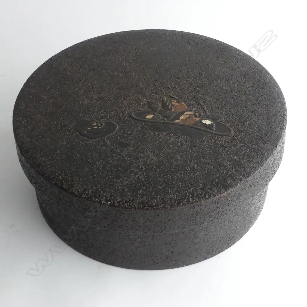 ORIENTAL LIDDED LACQUER CONTAINER 300mm dia Image 1++