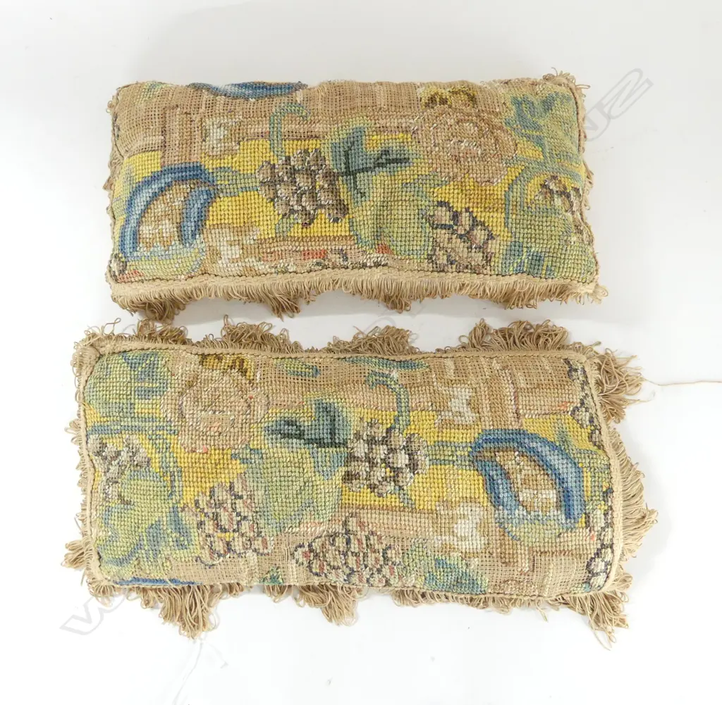 PAIR OF NEEDLEWORK CUSHIONS L 400 MM Image 1++