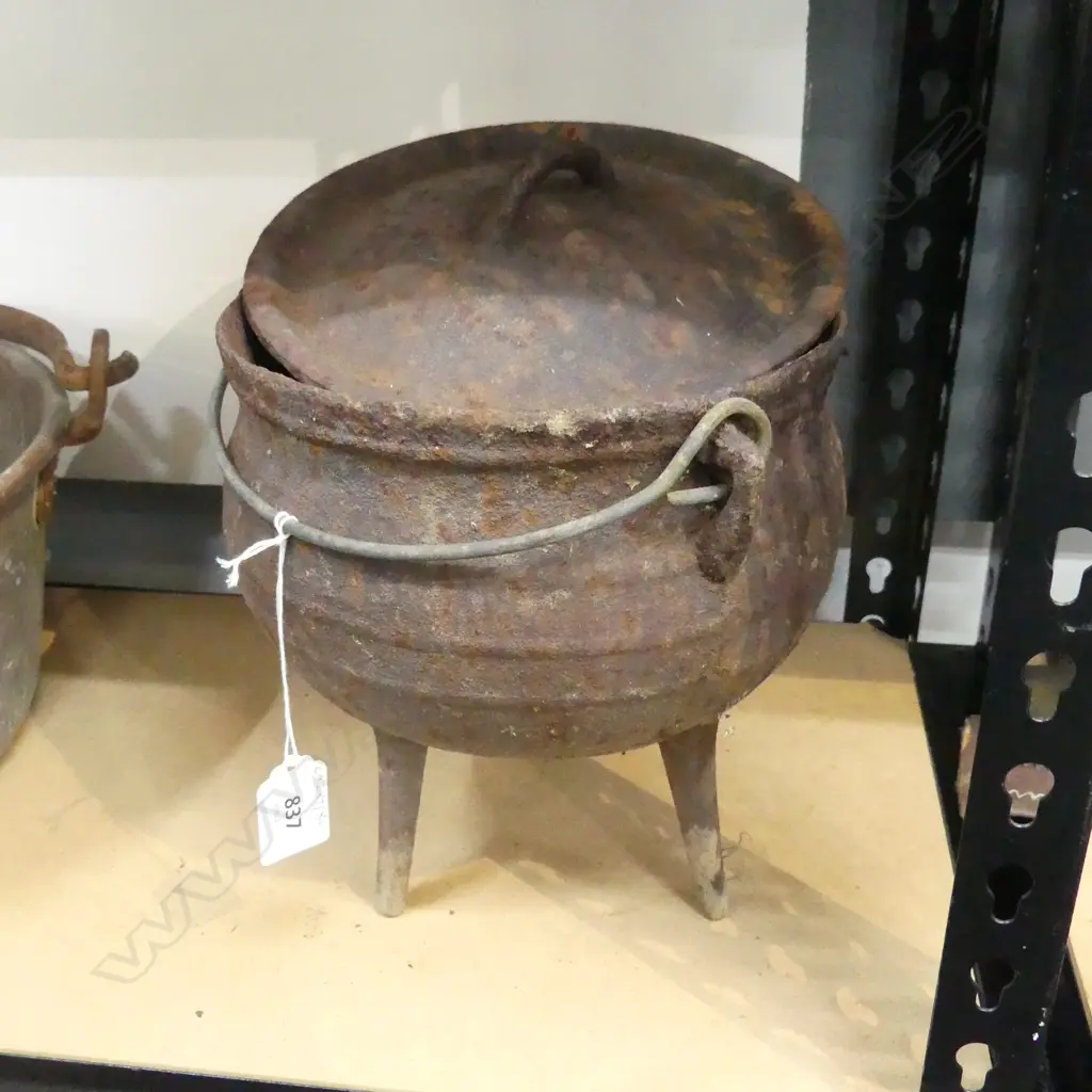 VINTAGE CAST IRON  SMALL SIZE LIDDED CAULDRON DIA 200MM Image 1++