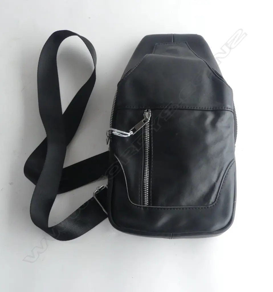 BLACK LEATHER CROSS BODY BAG Image 1++