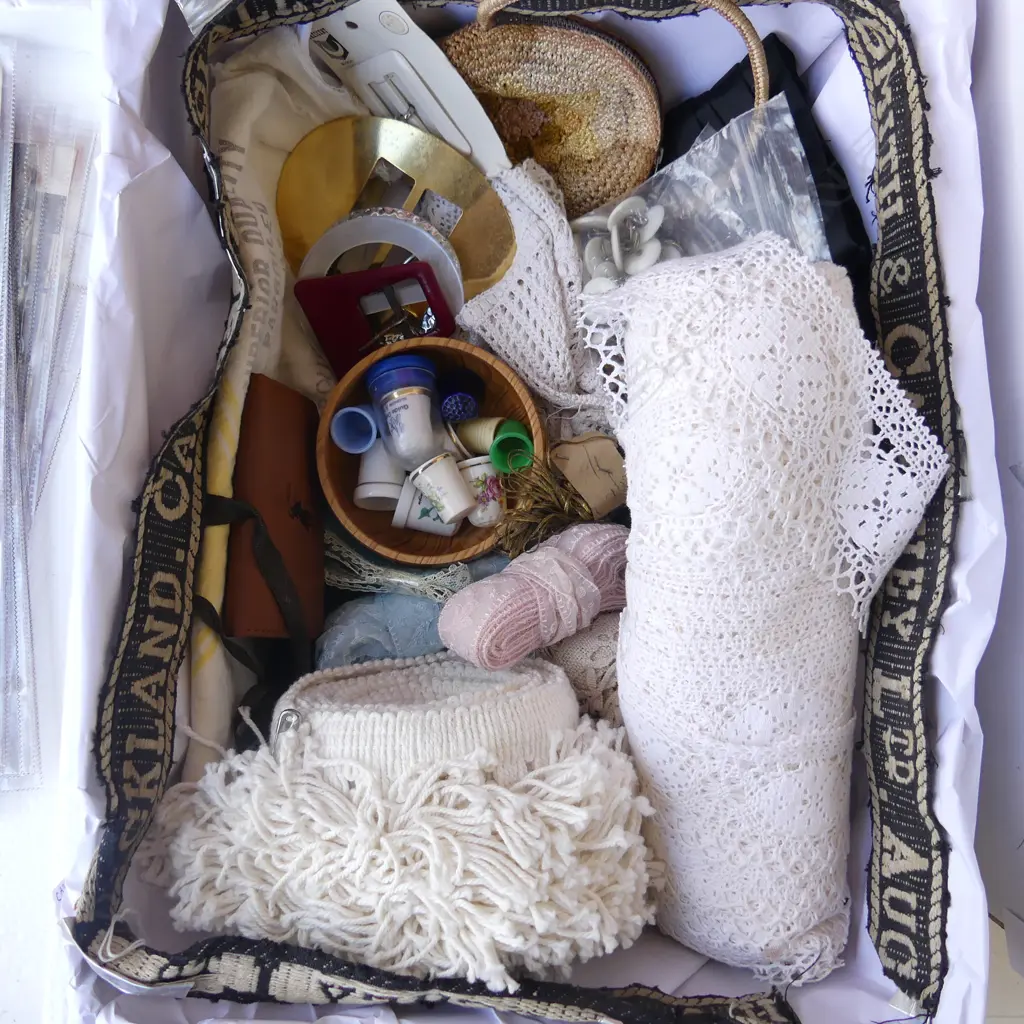TRAY OF VINTAGE HABERDASHIRY LACES ETC L400MM Image 1++