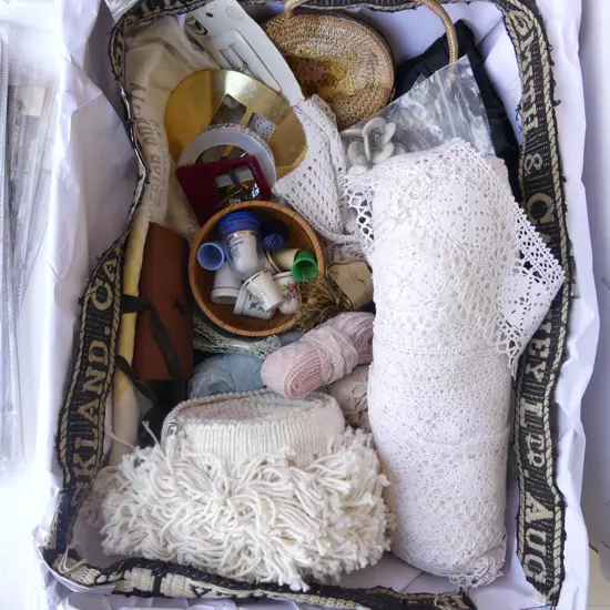 TRAY OF VINTAGE HABERDASHIRY LACES ETC L400MM