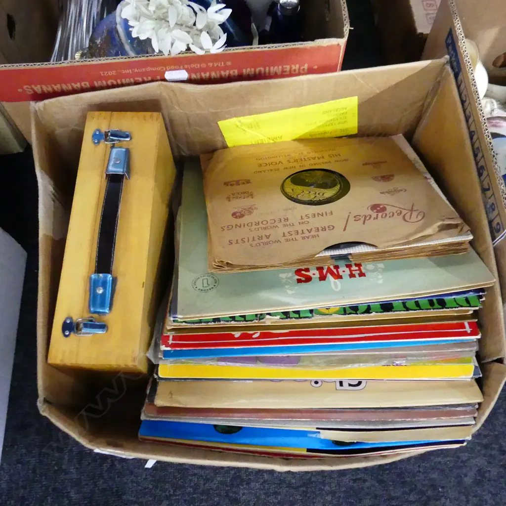 BOX OLD VINYL RECORDS & BOXED PETANQUE SET Image 1++